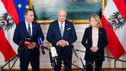 Von links: Vizekanzler Andreas Babler, Kanzler Christian Stocker und NEOS-Chefin Beate ...