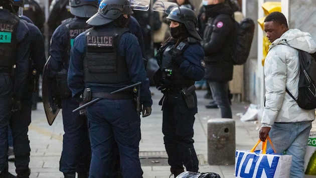 Frankreichs Polizei hat ein besetztes Theater im Zentrum von Paris geräumt. Ihr wird ein „gewalttätiger Einsatz“ vorgeworfen. (Bild: EPA/CHRISTOPHE PETIT TESSON)