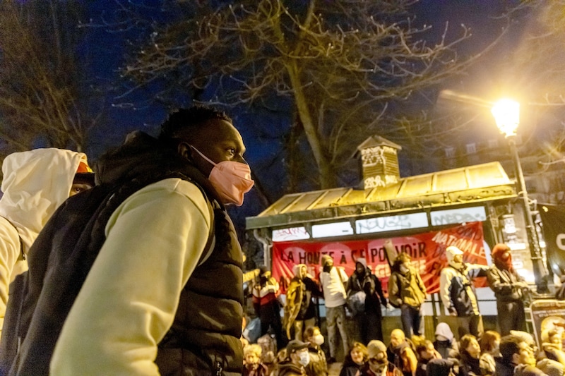 Zuletzt waren ungefähr 450 junge Migrantinnen und Migranten vor Ort. (Bild: EPA/CHRISTOPHE PETIT TESSON)