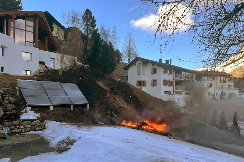 Hier ist die Absturzstelle zu sehen. (Bild: AP/Cantonal Police Graubuenden)