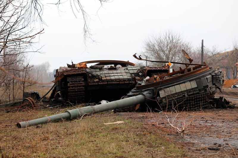 Ein zerstörter ukrainischer Panzer in der Region Kursk (Bild: AP/AP ( via APA) Austria Presse Agentur)