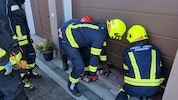 Feuerwehrleute öffneten das Garagentor.