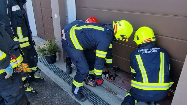 Feuerwehrleute öffneten das Garagentor. (Bild: FF Andorf)