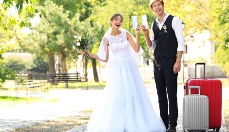 Die erste Reise als frisch vermähltes Paar: Wohin sie geht, muss gut überlegt und geplant werden. (Bild: africa-studio.com (Olga Yastremska and Leonid Yastremskiy))