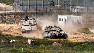 „Merkava“-Kampfpanzer der israelischen Armee bewegen sich am 18. März 2025 in einer Stellung im Süden Israels entlang des Grenzzauns zum nördlichen Gaza-Streifen. (Bild: AFP/MENAHEM KAHANA)