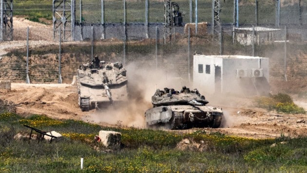 „Merkava“-Kampfpanzer der israelischen Armee bewegen sich am 18. März 2025 in einer Stellung im Süden Israels entlang des Grenzzauns zum nördlichen Gaza-Streifen. (Bild: AFP/MENAHEM KAHANA)