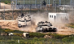 „Merkava“-Kampfpanzer der israelischen Armee bewegen sich am 18. März 2025 in einer Stellung im ...