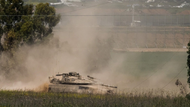 Ein israelischer Panzer im Gazastreifen (Bild: MENAHEM KAHANA)