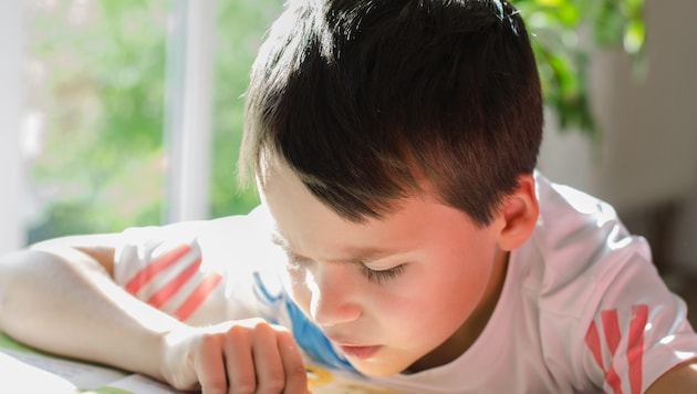 Für Kinder, bei denen Leseschwächen oder andere Probleme auftreten, gibt es diverse Angebote. Oftmals tun sich die Eltern aber schwer, das richtige zu finden. (Bild: stock.adobe.com null)