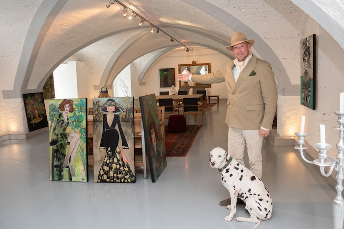 Nagelneu glänzen die Räumlichkeiten der Galerie, die zu den Räumlichkeiten von Schloss ...