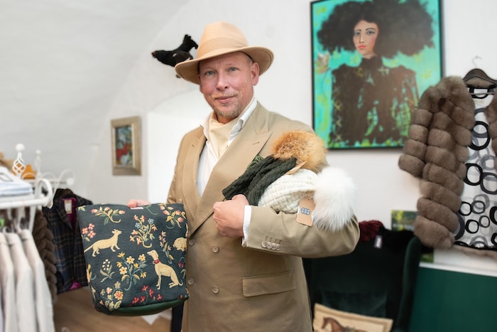 In seinem Geschäft verkauft Kaizar auch Produkte von heimischen Produzentinnen. Im Bild: Taschen ...