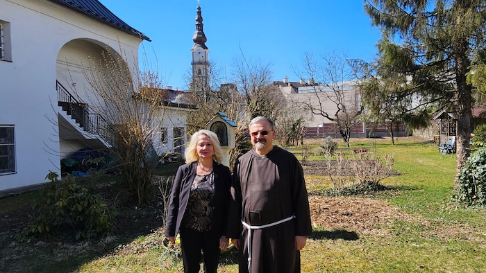 Bruder Marek Krol öffnet das Kloster für die Uni mit Rektorin Ada Pellert.