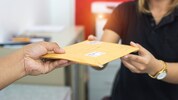 Auch wenn keine Zollgebühren anfallen, verlangt die Post eine pauschale Bearbeitungsgebühr bei ...