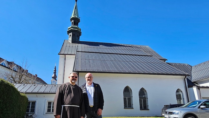 Bruder Marek Krol und Hans Schönegger vor der Kapuzinerkirche.