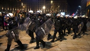 Die serbische Polizei bahnt sich ihren Weg durch die Massen. (Bild: EPA/ANDREJ CUKIC)