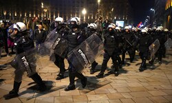 Die serbische Polizei bahnt sich ihren Weg durch die Massen.