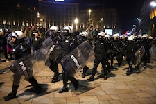 Die serbische Polizei bahnt sich ihren Weg durch die Massen. (Bild: EPA/ANDREJ CUKIC)