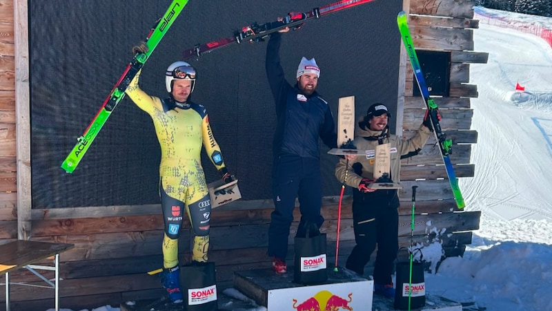 Simon Fleisch (M.) setzte sich vor Kilian Himmelsbach (l.) und Lucas Richard (r.) durch., (Bild: Ski Austria)