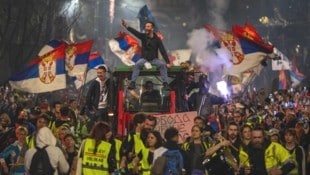 Die Demonstranten protestieren gegen die Korruption unter dem autoritären Präsidenten Aleksandar Vučić. (Bild: ANDREJ ISAKOVIC / AFP)