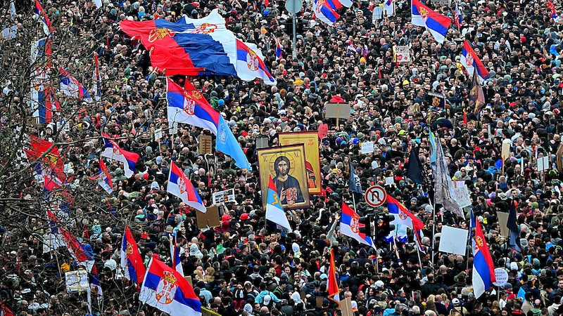 Laut dem regierungsunabhängigen Archiv der öffentlichen Kundgebungen gingen am Samstag in Belgrad zwischen 275.000 und 325.000 oder „noch mehr“ Demonstranten auf die Straße. (Bild: AFP/ANDREJ ISAKOVIC)