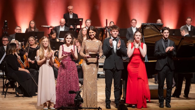 „Goldene Note“ gastierte mit unseren Klassik-Stars von morgen in Spanien: Mira Hanner, Amelie Jade Knapp, Schirmherrin Leona König, Paul Herbst, Soley Blümel und Raphael Bleuse (v.li.). (Bild: xuntagalicia)