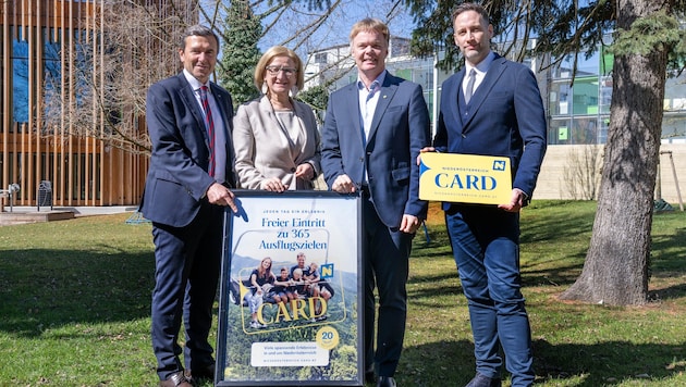 20 Jahre NÖ-Card: Reinhard Karl (Raiffeisenlandesbank NÖ-Wien), Landeshauptfrau Johanna Mikl-Leitner, NÖ-Werber Michael Duscher und NÖ-CARD-Geschäftsführer Clemens Wögerer. (Bild: NLK Filzwieser)