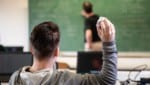 Laut Schulunterrichtsgesetz kann ein Schüler bei schwerwiegender Pflichtverletzung oder akuter ...