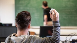 Schülerin wurde von Klassenkollegen mit Wurfgeschoß im Gesicht verletzt.  (Bild: Imre Antal)