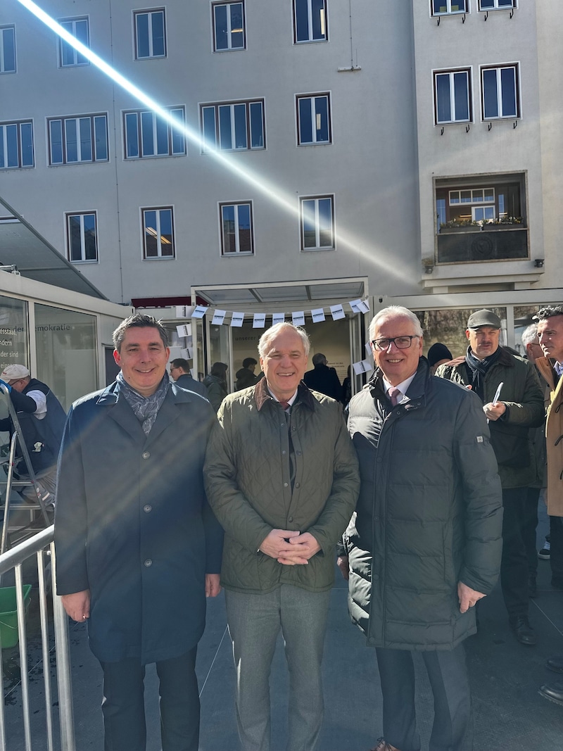 Nationalrats-Präsident Walter Rosenkranz flankiert vom ersten und zweiten Landtagspräsidenten Rohr (re.) und Staudacher (Bild: Jennifer Kapellari)