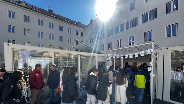 Zahlreiche Schüler informierten sich in der wandernden Ausstellung über unsere Demokratie. (Bild: Jennifer Kapellari)