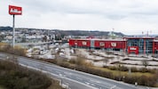 Wo einst die Möbelhaus-Kunden geparkt hatten, reihen sich jetzt Camper und Wohnwagengespanne ...