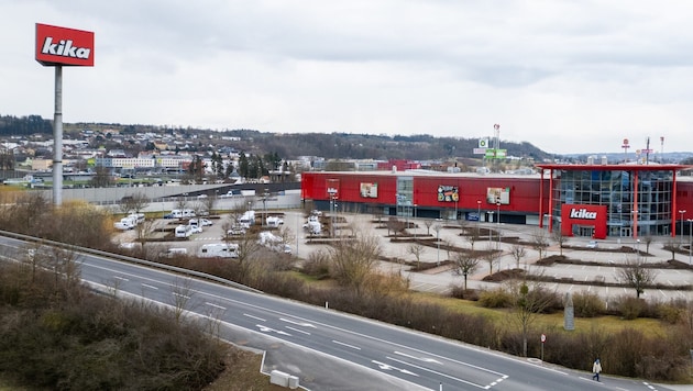 Wo einst die Möbelhaus-Kunden geparkt hatten, reihen sich jetzt Camper und Wohnwagengespanne aneinander. (Bild: Horst Einöder/Flashpictures)