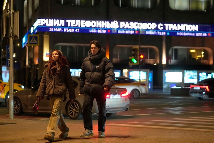 Die russische Nachrichtenagentur TASS in Moskau informierte sogar auf ihrer Fassade über den ...