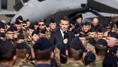 Macron auf dem Luftwaffenstützpunkt Luxeuil (Bild: AP/Ludovic Marin)