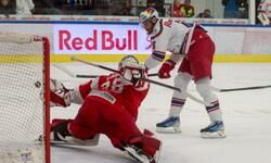 Kapitän Tom Raffl machte mit seinem Tor den Triplepack binnen vier Minuten perfekt.