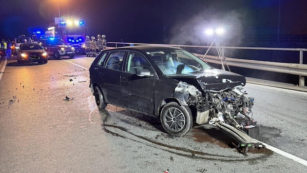 Das Auto wurde schwer beschädigt. (Bild: Freiwillige Feuerwehr Schwarzach)