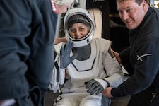 Suni Williams hat wieder festen Boden unter den Füßen. (Bild: AFP/KEEGAN BARBER)