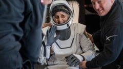 Suni Williams wirkt nach ihrer Ankunft auf der Erde am 19. März 2025 glücklich, aber müde und zerbrechlich. Die meisten Astronauten haben bei ihrer Rückkehr zur Erde Schwierigkeiten, zu gehen, und werden darum getragen. (Bild: AFP/KEEGAN BARBER)