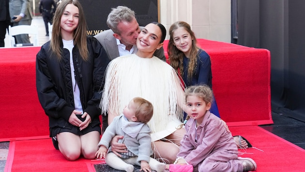 Gal Gadot brachte ihren Ehemann und ihre vier Töchter mit auf den „Walk of Fame“. (Bild: AP/Photo by Jordan Strauss/Invision)