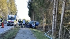 Die Lenkerin prallte mit ihrem Auto gegen eine Straßenlaterne. (Bild: FF Hollenegg)