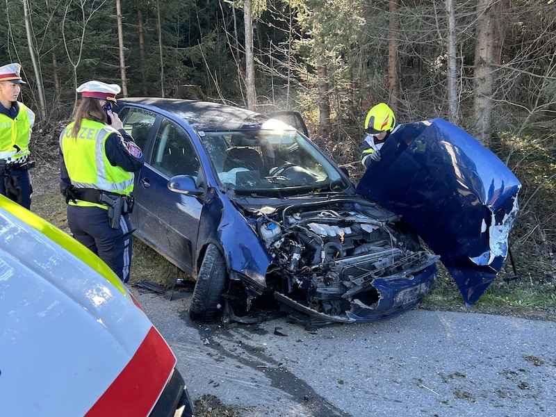 Der Unfallwagen wurde schwer beschädigt. (Bild: FF Hollenegg)