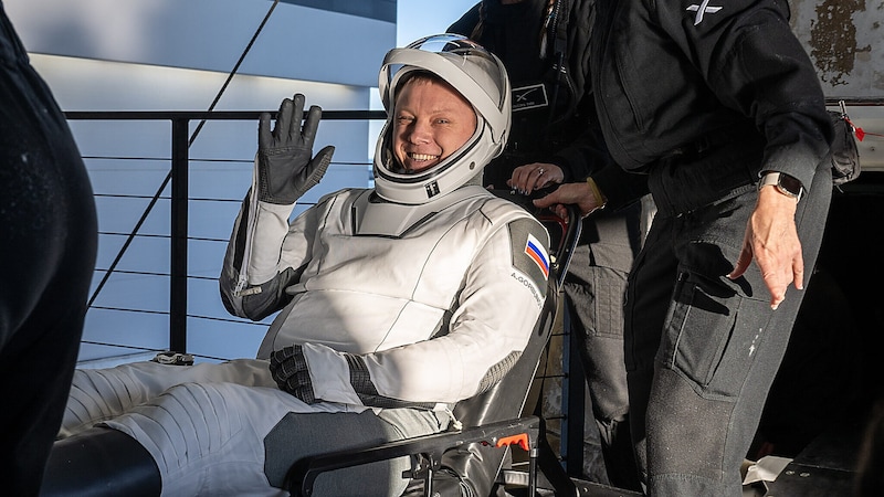 ... Alexander Gorbunow ab. (Bild: EPA/NASA/Keegan Barber HANDOUT)