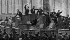Alltag im österreichischen Abgeordnetenhaus um 1900: Die Polizei ist schon vor Ort. (Bild: akg-images / picturedesk.com)