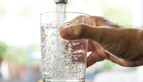 Mittlerweile ist das Wasser wieder deutlich klarer geworden (Symbolbild).