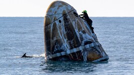 „Willkommen daheim“, hieß es aus dem Kontrollzentrum, nachdem die „Crew Dragon“-Raumkapsel des Raumfahrtunternehmens von Tech-Milliardär Elon Musk vor der Küste des US-Bundesstaates Florida im Meer gelandet war. Ein „Hallo“ gab es auch seitens einiger Tümmler, die um die Raumkapsel kreisten. (Bild: AP/Keegan Barber)