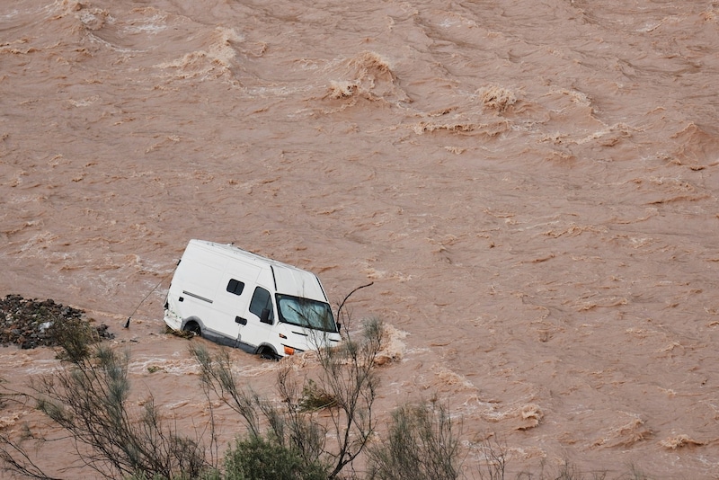 Ein Lieferwagen wird von den Fluten in Casasola, Malaga, weggeschwemmt. (Bild: AP/Gregorio Marrero)