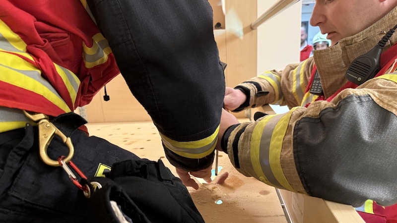 Langsam und behutsam werkte die Feuerwehr mit dem Werkzeug. (Bild: FF Ried im Innkreis)