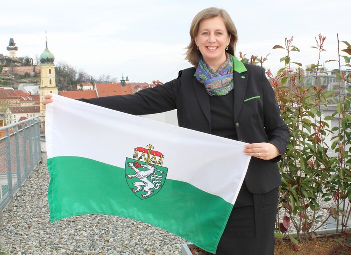 Staatssekretärin Barbara Eibinger-Miedl mit Steiermark-Fahne.
