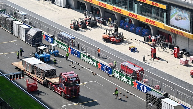 In China haben die Teams der Formel 1 mit logistischen Problemen zu kämpfen. (Bild: APA/AFP/Hector RETAMAL)