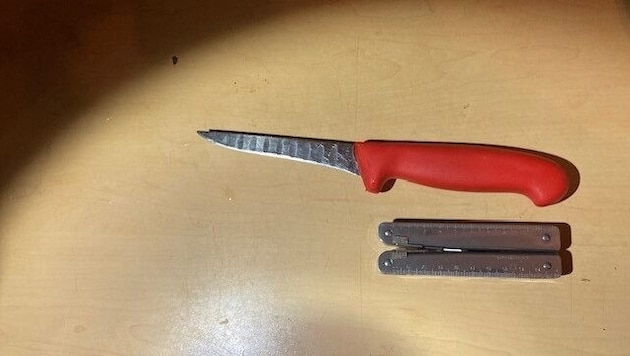 Mit einem Gemüsemesser (S. Bild oben) soll ein 59-jähriger Vater seinen 27-jährigen Nachbarn bedroht haben, als dieser die Schulden dessen Sohnes eingefordert hatte. (Bild: LPD Wien)